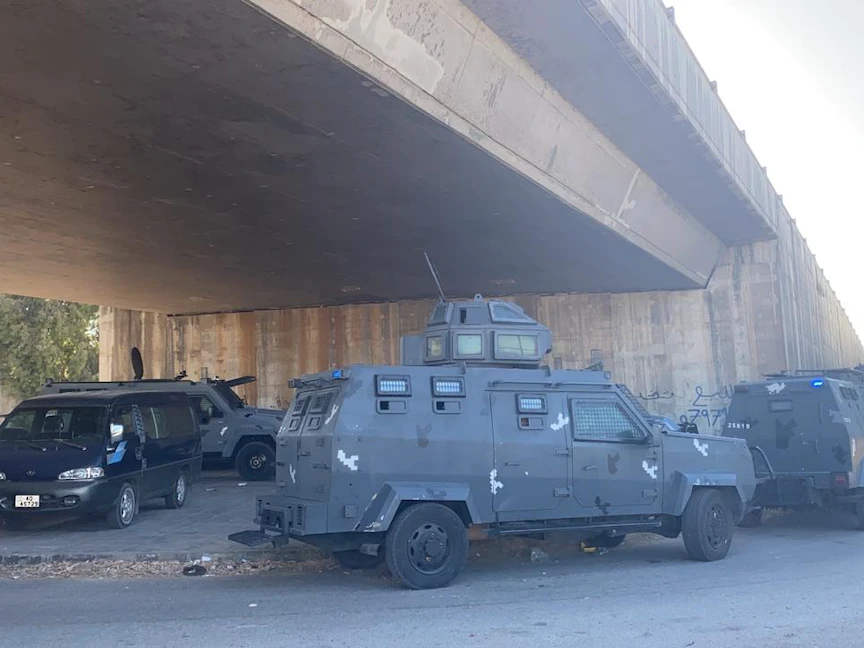 مدرعات تابعة لقوات الأمن الأردنية بمنطقة ناعور جنوبي العاصمة عمان - 6 يونيو 2021 - الشرق