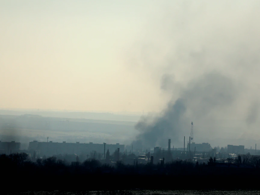 أعمدة الدخان تتصاعد إثر غارة يعتقد أنها على مدينة باخموت الأوكرانية رغم وقف إطلاق النار المعلن من جانب موسكو – 7 يناير 2023 - REUTERS