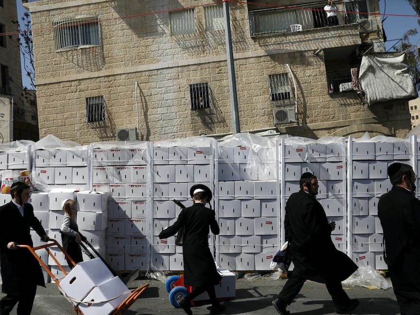 يهود يزورون مركزاً لتوزيع المواد الغذائية بالقرب من حي ميا شعاريم في القدس - 5 أبريل 2017 - REUTERS