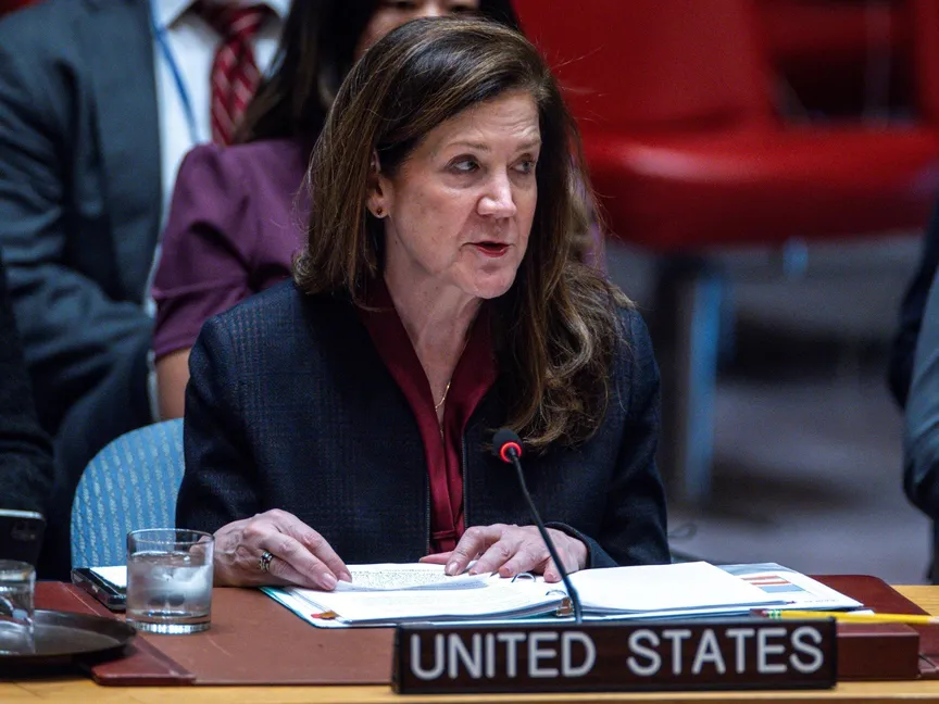 دوروثي شيا القائمة بأعمال مندوبة الولايات المتحدة لدى الأمم المتحدة تتحدث إلى أعضاء مجلس الأمن خلال اجتماع بشأن الوضع في سوريا في مقر الأمم المتحدة في نيويورك، الولايات المتحدة. 25 أبريل 2025 - Reuters