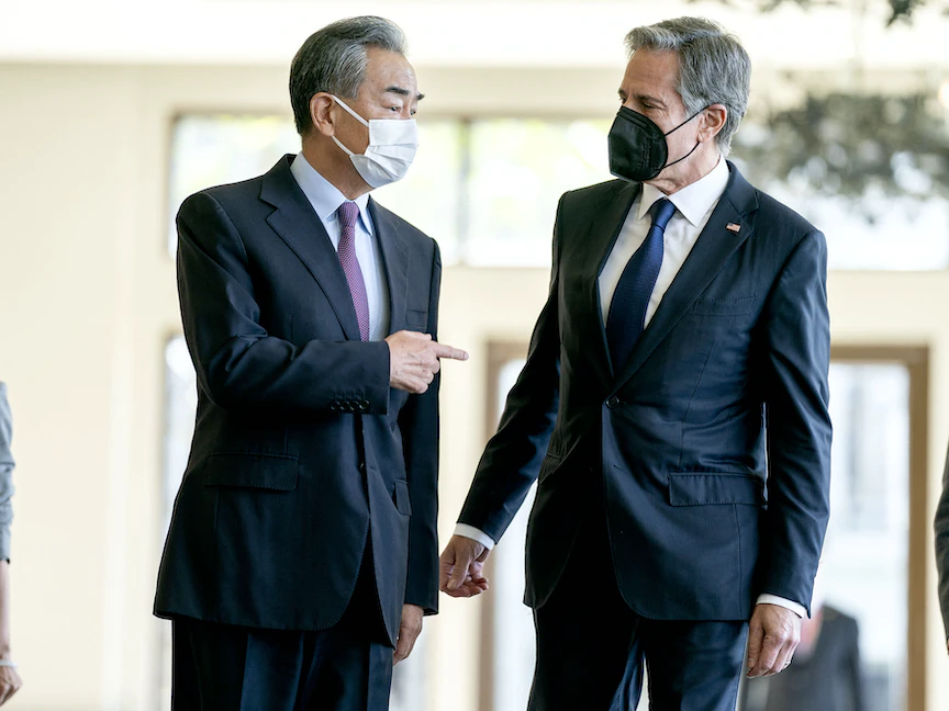 وزير الخارجية الأميركي أنتوني بلينكين ووزير الخارجية الصيني وانج يي يتحدثان قبل اجتماع مجموعة العشرين في جزيرة بالي الإندونيسية- 9 يوليو 2022 - AFP