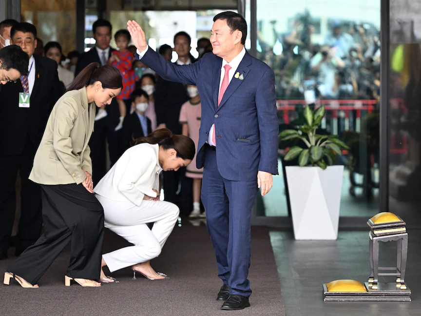 رئيس الوزراء التايلاندي الأسبق تاكسين شيناواتر يحيي أنصاره عقب عودته من المنفى إلى تايلندا. 22 أغسطس 2023 - AFP