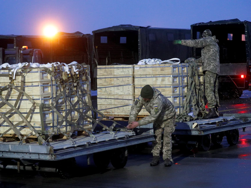 جنود أوكرانيون يستقبلون شحنة من المساعدات العسكرية الأميركية في مطار بوريسبيل الدولي خارج كييف - أوكرانيا - 5 فبراير 2022 - REUTERS