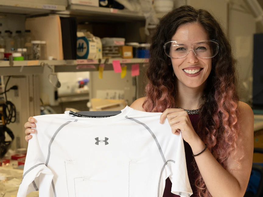 طالبة الدراسات العليا بجامعة رايس لورين تايلور تعرض ابتكارها الذي يوفر مراقبة مستمرة لقلب مرتديه - Jeff Fitlow/Rice University