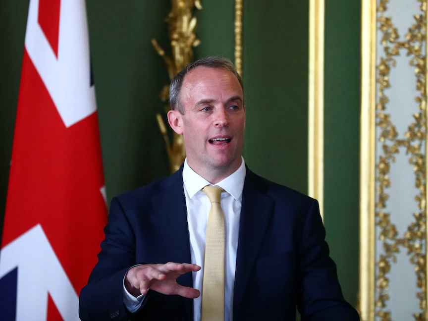 وزير الخارجية البريطاني دومينيك راب يشير خلال مؤتمر صحافي مع نظيره الأميركي مايك بومبيو (ليس في الصورة)، في لانكستر هاوس في لندن، بريطانيا. 21 يوليو 2020 - REUTERS