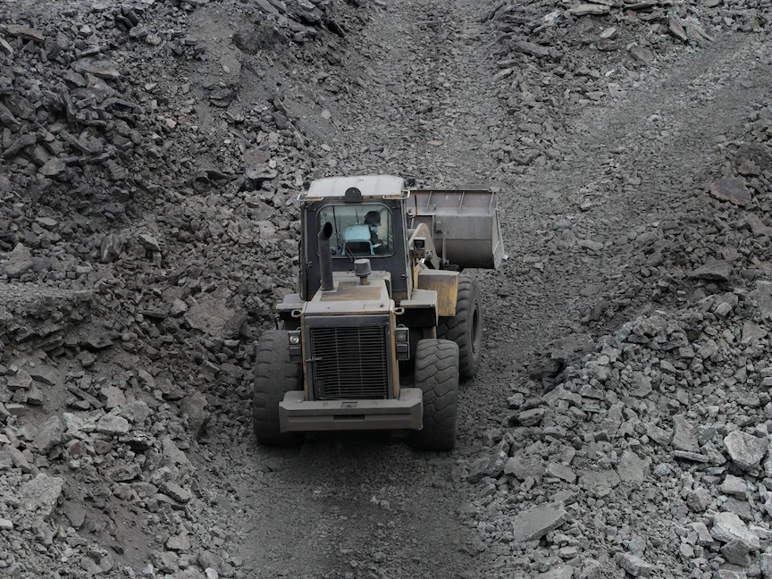 عامل يقود جرافة في منجم Teziutlan- بويبلا - المكسيك - REUTERS