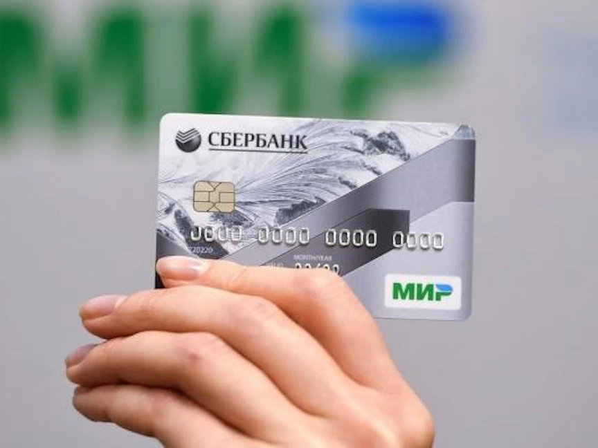 بطاقات "مير" المصرفية الروسية تكافح لتحدي العقوبات الغربية
