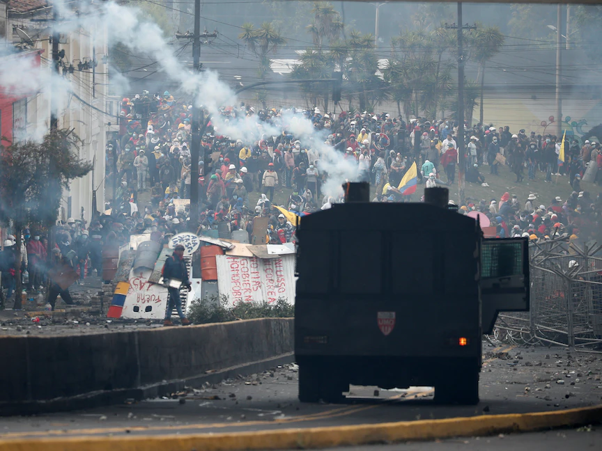 اشتباكات بين شرطة مكافحة الشغب ومتظاهرين خلال احتجاج مناهض للحكومة في عاصمة الإكوادور كيتو - 24 يونيو 2022 - REUTERS