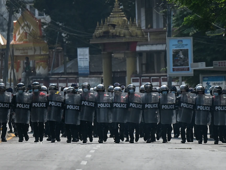 الشرطة تتقدم نحو المتظاهرين الذين تظاهروا ضد الانقلاب العسكري في يانغون - 22 فبراير 2021 - AFP