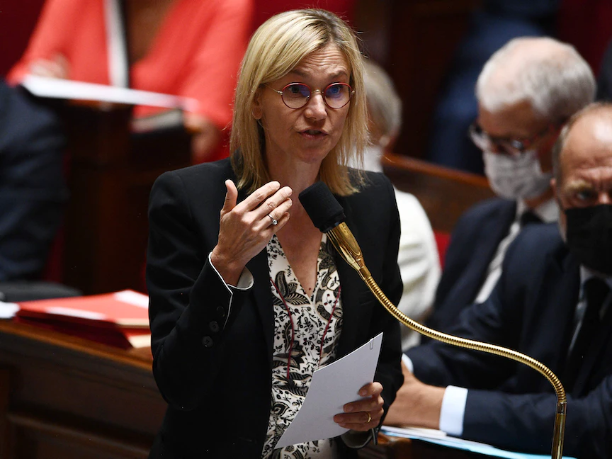 وزيرة التحول في مجال الطاقة الفرنسية أنييس بانييه تتحدث خلال جلسة أسئلة إلى الحكومة في الجمعية الوطنية في باريس - 19 يوليو 2022 - AFP