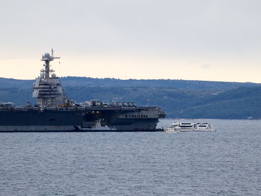 حاملة الطائرات الأميركية جيرالد فورد ترسو في ميناء بكرواتيا لإجراء إصلاحات