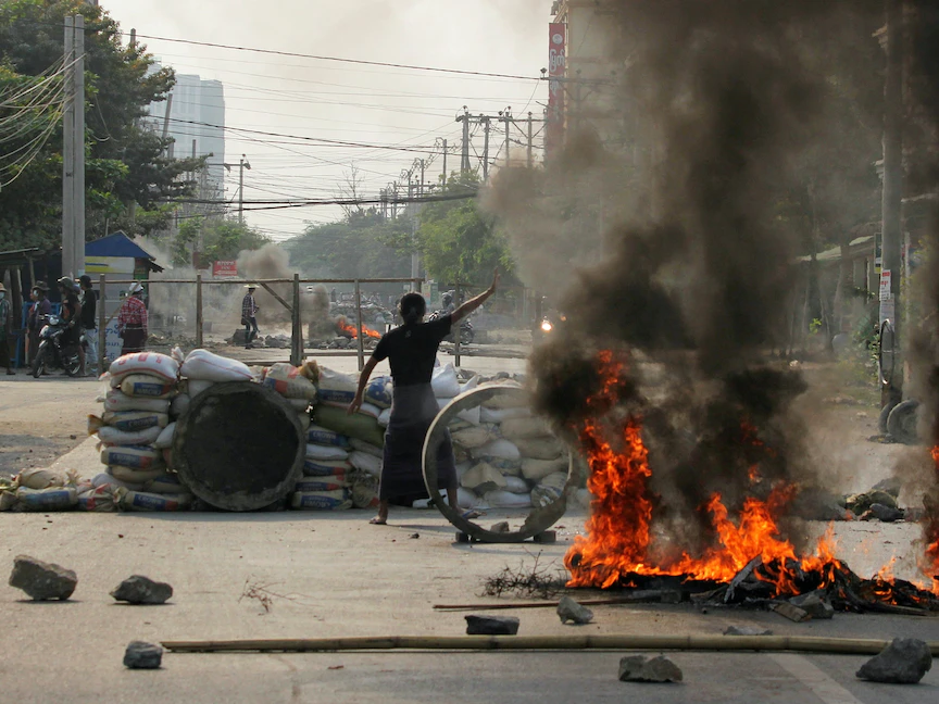 متظاهر في مدينة ماندالاي يهتف ضد قوات الأمن خلال احتجاج مناهض للانقلاب العسكري في ميانمار، 22 مارس 2021 - REUTERS