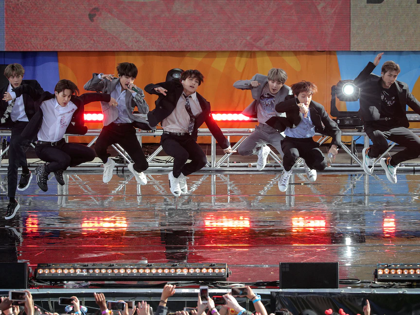 أعضاء من فرقة الكاي-بوب يؤدون عرض "Good Morning America" على قناة ABC في سنترال بارك بمدينة نيويورك في الولايات المتحدة. 15 مايو 2019 - REUTERS