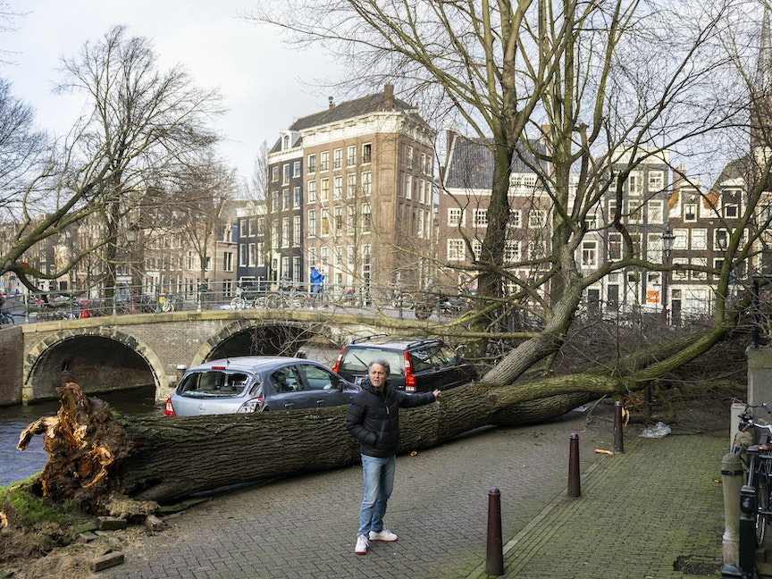 العاصفة يونيس تودي بحياة 7 أشخاص على الأقل في أوروبا