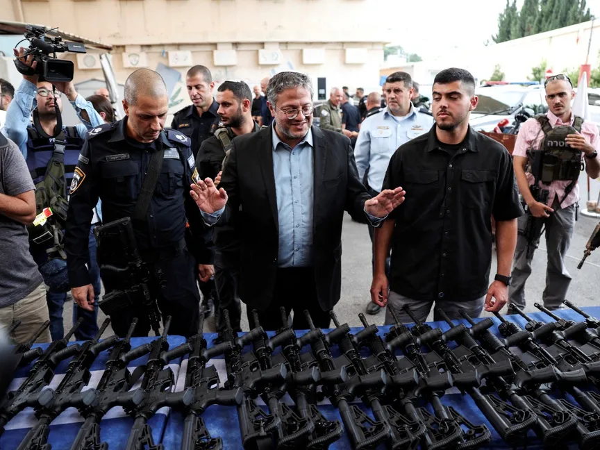 وزير الأمن القومي الإسرائيلي إيتمار بن جفير خلال حدث لتوزيع أسلحة نارية على فرق متطوعين بالشرطة في عسقلان. 27 أكتوبر 2023 - Reuters