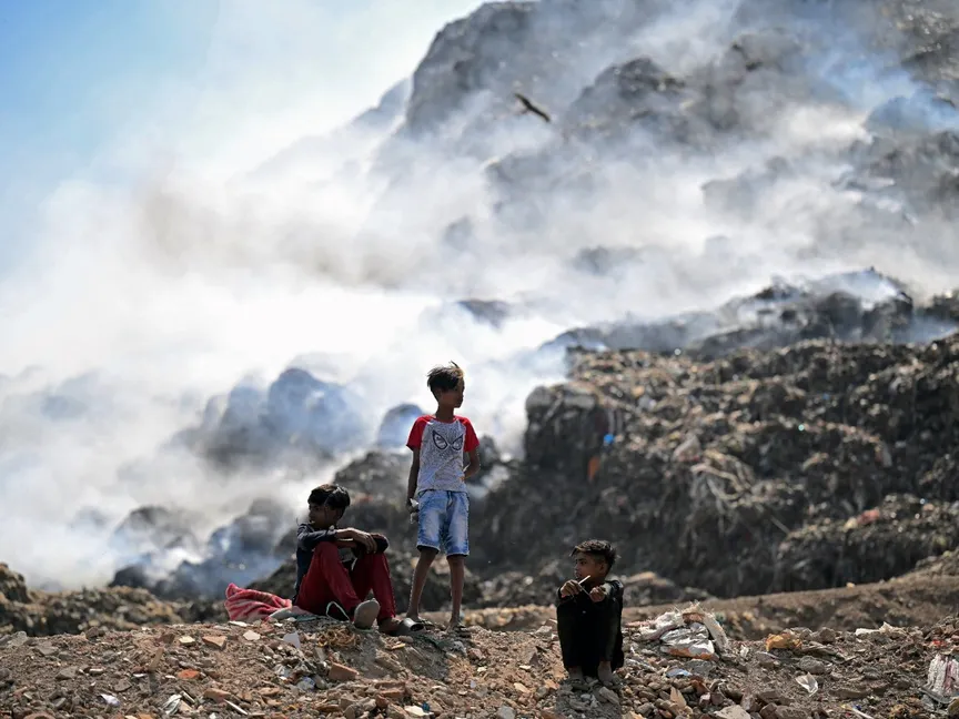 أطفال عند مكب نفايات في نيودلهي بالهند. 22 أبريل 2024 - AFP