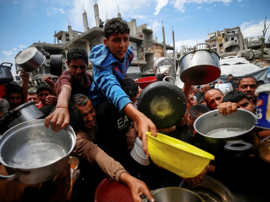 فلسطينيون ينتظرون الحصول على طعام من مطبخ خيري في بيت لاهيا شمال قطاع غزة. 28 أبريل 2025 - REUTERS