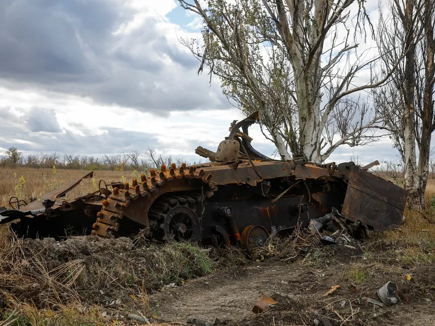 مدرعة مدمرة في مدينة دونيتسك الأوكرانية، الخاضعة للسيطرة الروسية. 3 نوفمبر 2024. - Reuters