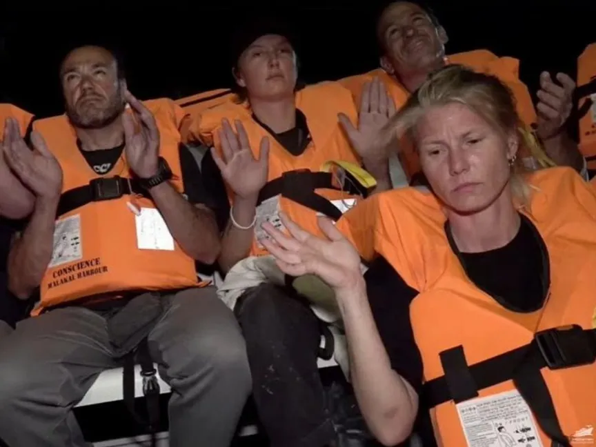 قوات إسرائيلية خلال اعتراض أسطول الحرية لغزة في المياه الدولية. 08 أكتوبر 2025 - @Globalsumudf