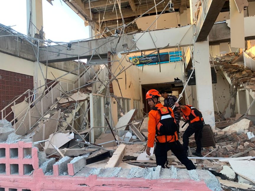 إندونيسيا تبحث عن ناجين من الزلزال وتسجل 1600 هزة ارتدادية