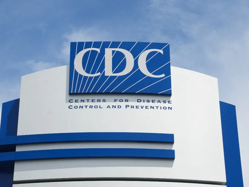 لافتة لمراكز السيطرة على الأمراض والوقاية منها خارج منشأة تابعة لها في أتلانتا بولاية جورجيا في الولايات المتحدة. 30 مايو 2025 - Reuters