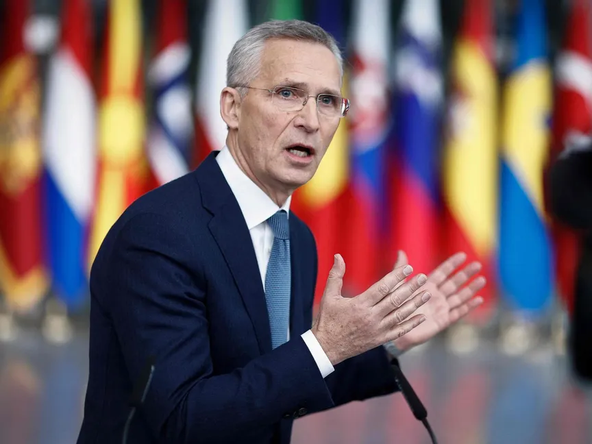 الأمين العام لحلف شمال الأطلسي ينس ستولتنبرج أمام الصحافيين قبل اجتماع لوزراء خارجية الحلف في بروكسل. 3 أبريل 2024 - AFP