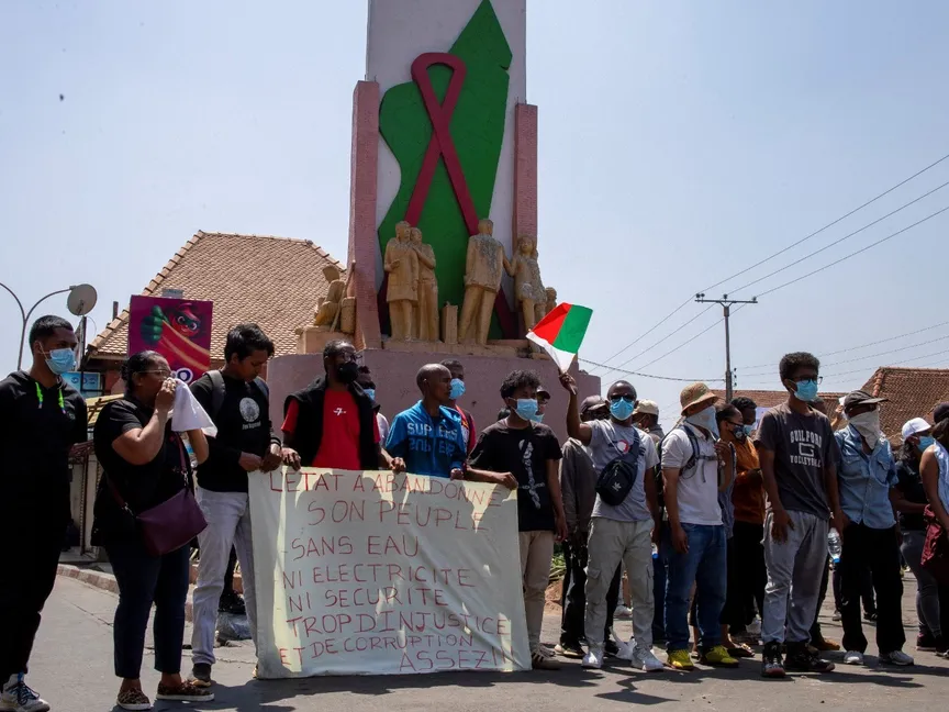 مظاهرة للتنديد بانقطاعات الكهرباء المتكررة ونقص المياه في أنتاناناريفو، مدغشقر، 25 سبتمبر 2025. - REUTERS
