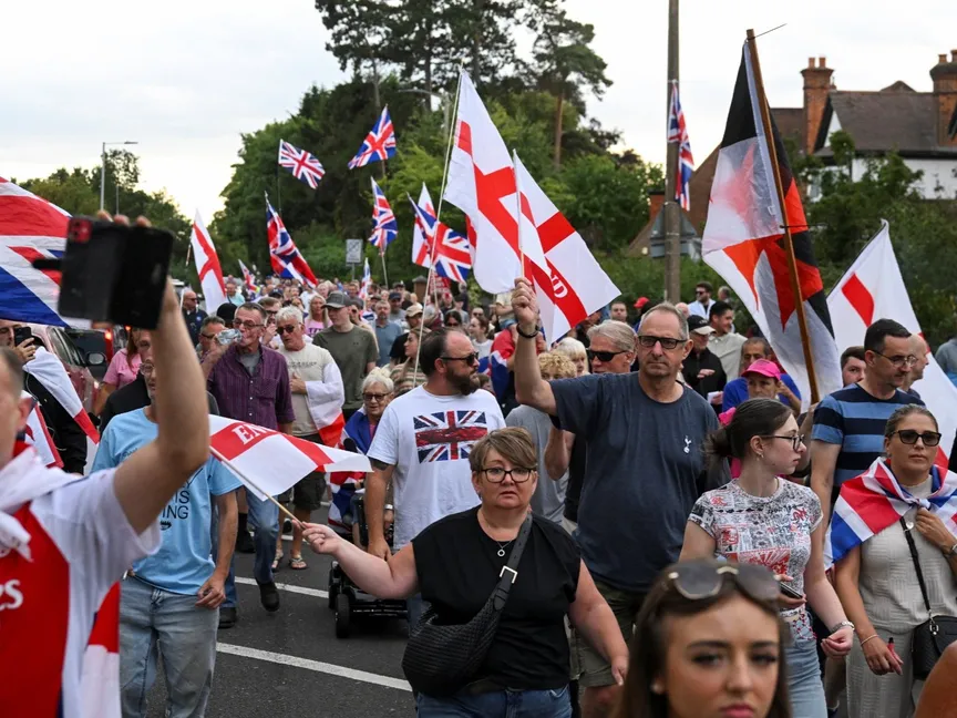 مظاهرة مناهضة للهجرة في أعقاب حكم المحكمة العليا بمنح أمر قضائي مؤقت بمنع إيواء طالبي اللجوء في فندق بيل في إيبنج بالعاصمة لندن- 24 أغسطس 2025 - Reuters