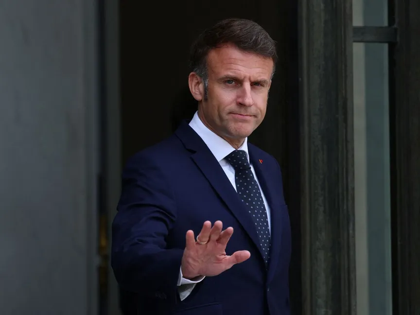 الرئيس الفرنسي إيمانويل ماكرون يلوح للصحافيين، قصر الإليزية، باريس. 14 أبريل 2025 - REUTERS