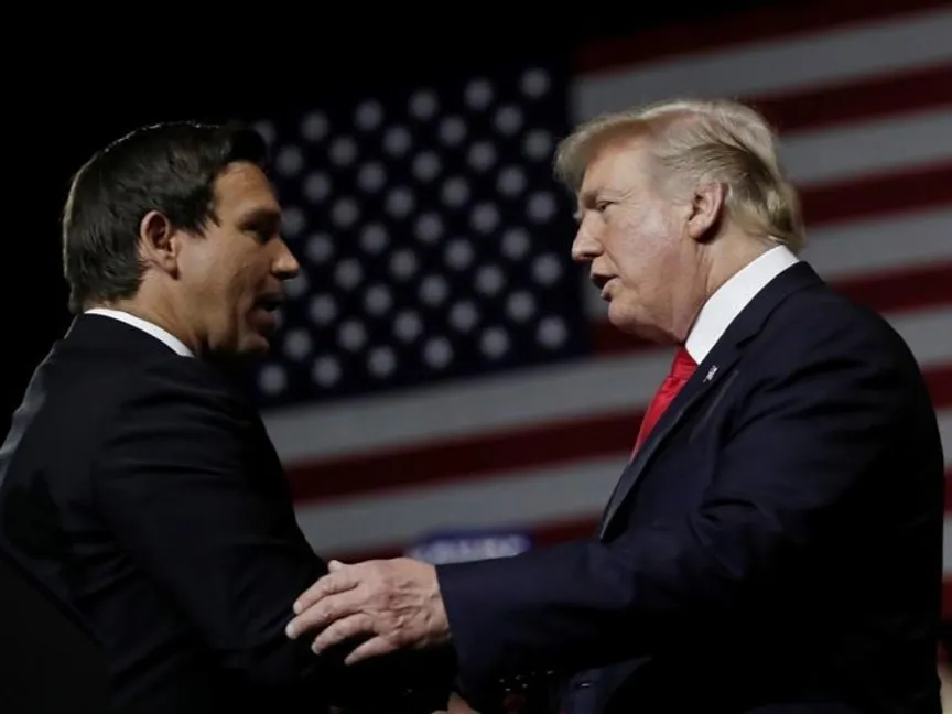 الرئيس الأميركي دونالد ترمب يتحدث مع حاكم ولاية فلوريدا رون دي سانتيس خلال تجمع في فلوريدا. الولايات المتحدة. 31 يوليو 2018 - Reuters