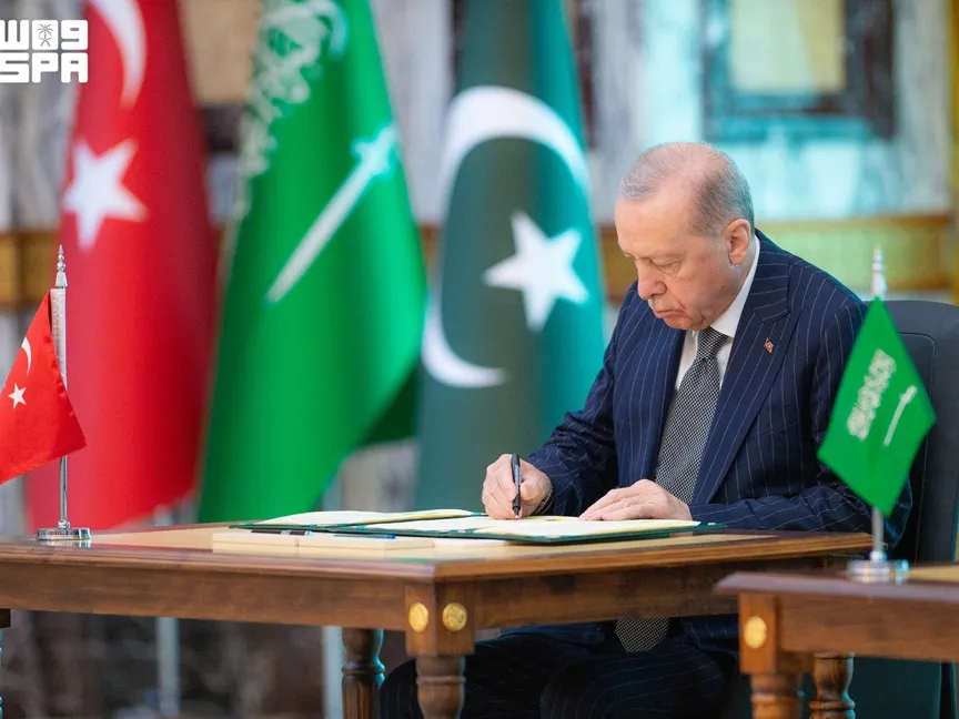 الرئيس التركي رجب طيب أردوغان يوقع على "اتفاقية مكة للدفاع المشترك" داخل الديوان الملكي بقصر الصفا في مكة المكرمة. 7 أغسطس 2026 - واس