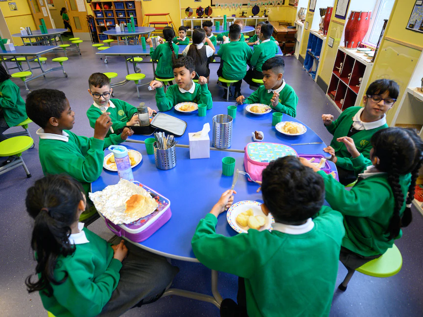 أطفال في مدرسة ابتدائية في أولدهام شمالي إنجلترا، يتناولون طعامهم - 02 سبتمبر 2020 - AFP