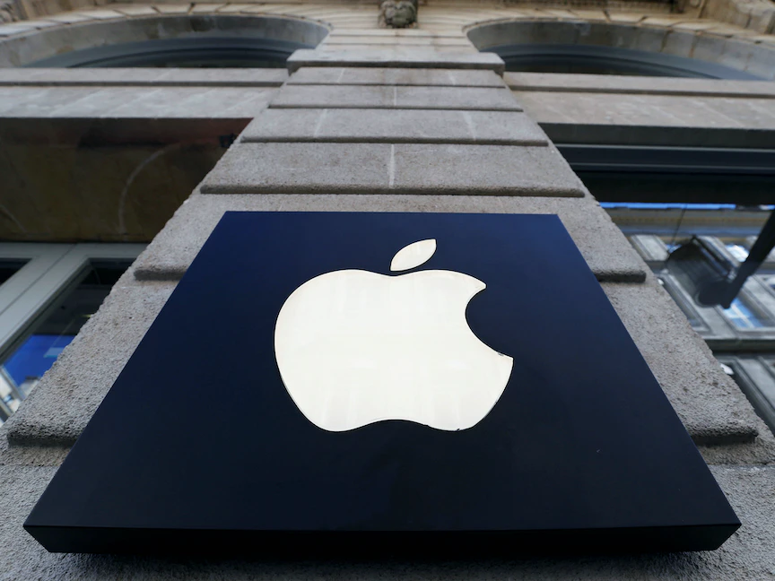 شعار شركة "أبل" على واجهة أحد فروعها بالولايات المتحدة، 22 مارس 2019 - REUTERS