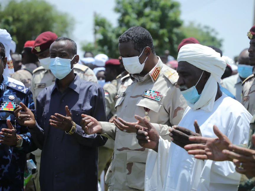 نائب رئيس مجلس السيادة السوداني محمد حمدان دقلو "حميدتي" خلال تشييع أشخاص لقوا حتفهم في كمين قرب الحدود مع تشاد - 5 أغسطس 2022 - سونا