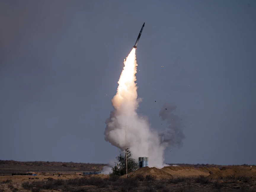 إطلاق صاروخ من منظومة "إس- 400" في قاعدة أشولوك العسكرية جنوبي روسيا - AFP