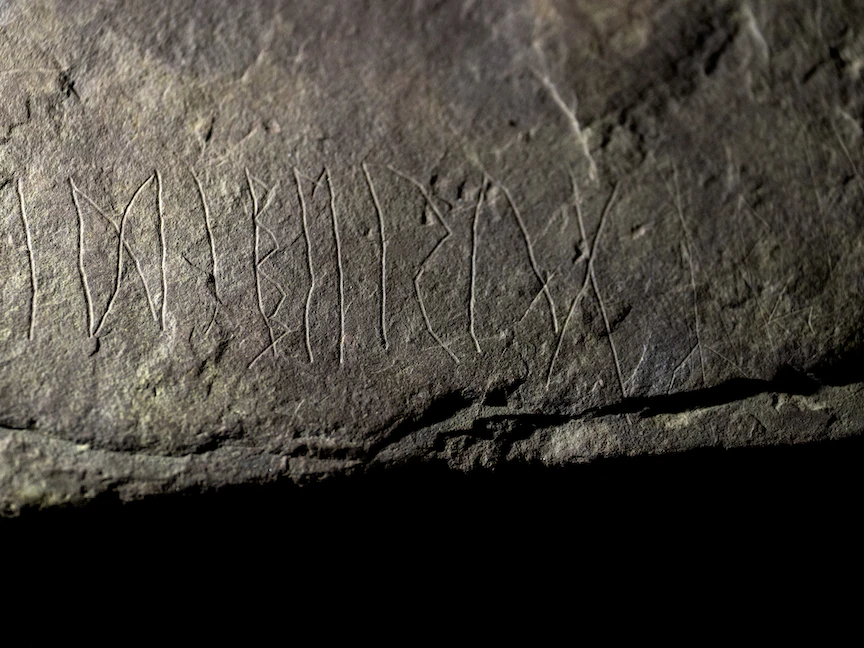 أقدم حجر عليه نقوش بالأحرف الرونية في النرويج . 17 يناير 2023 - AFP