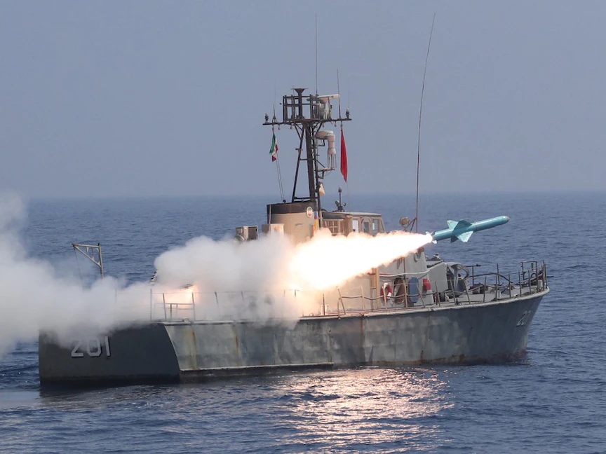 إطلاق صاروخ من سفينة حربية إيرانية خلال مناورات في خليج عُمان، 14 يناير 2021 - AFP