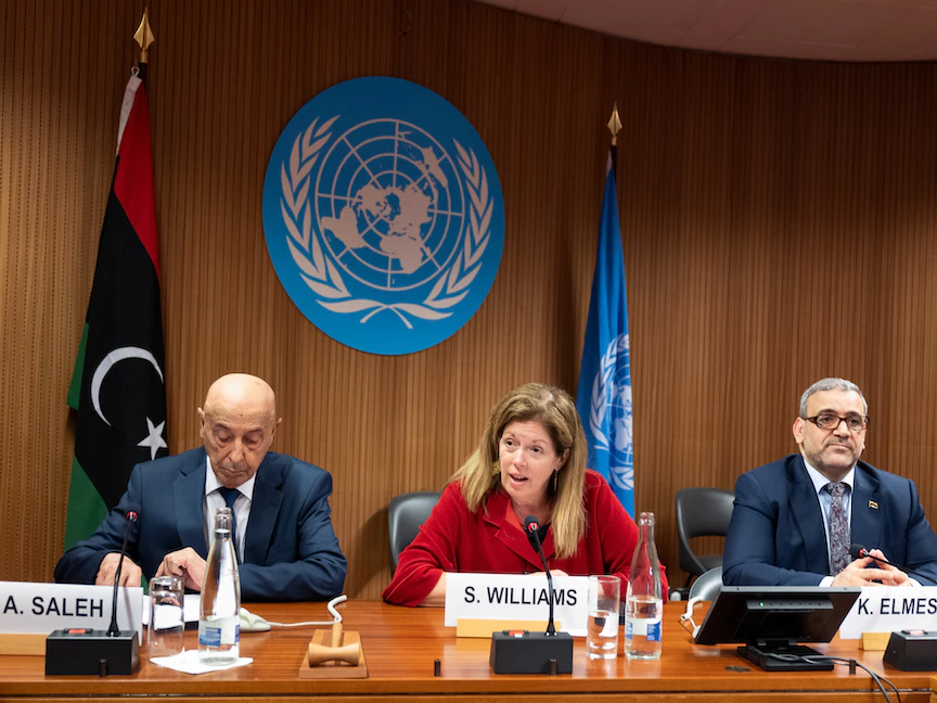 رئيس مجلس النواب الليبي عقيلة صالح ورئيس المجلس الأعلى للدولة خالد المشري وبينهما ستيفاني وليامز المستشارة الخاصة للأمم المتحدة. 28 يونيو 2022 - Twitter/@SASGonLibya