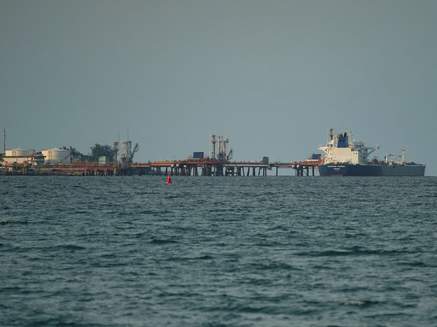 ناقلة تفرغ حمولتها من زيت الوقود الروسي في ميناء ماتانزاس شمالي كوبا. 16 يوليو 2022 - REUTERS