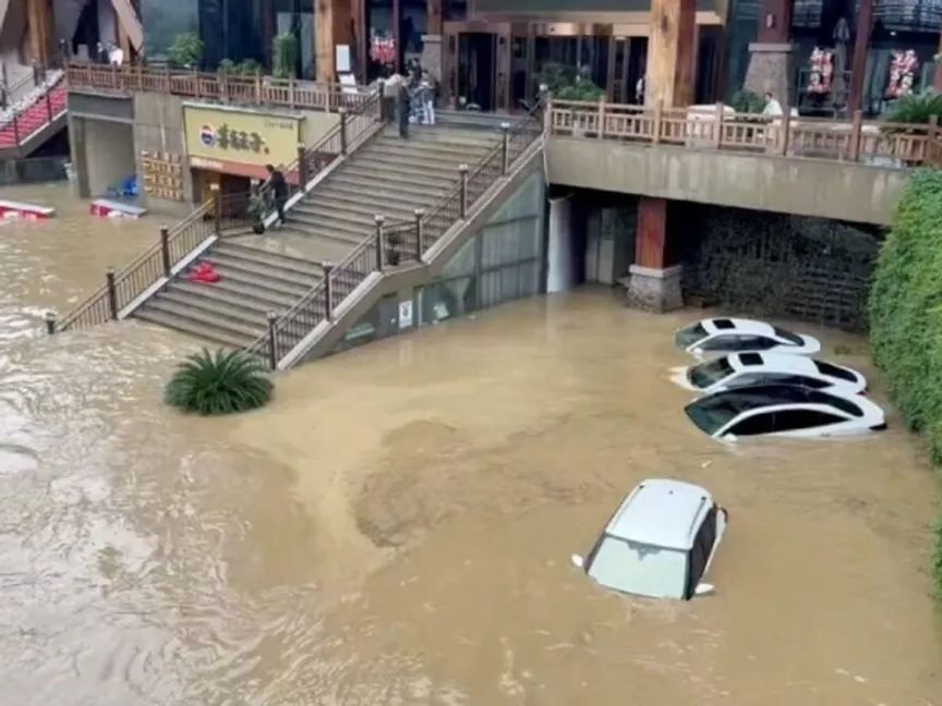 أمطار غزيرة بجنوب غرب الصين تودي بحياة 10 وتدفع لإجلاء الآلاف