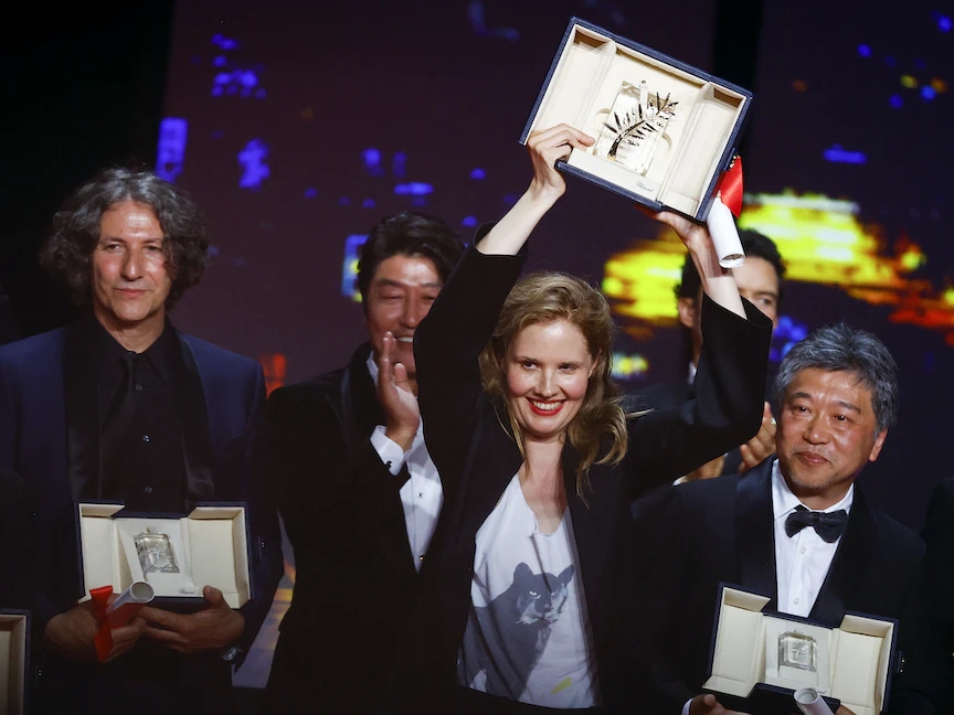 المخرجة جوستين ترييت الحائزة على السعفة الذهبية عن فيلم "Anatomy of a fall" ترفع جائزة السعفة الذهبية خلال الحفل الختامي لمهرجان كان السينمائي الـ76 في مدينة كان بفرنسا. 27 مايو 2023 - REUTERS