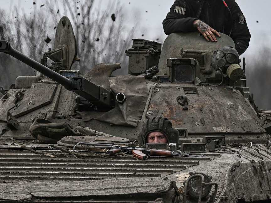 جندي أوكراني يقود دبابة أثناء تحركه نحو مدينة باخموت - 11 مارس 2023 - AFP