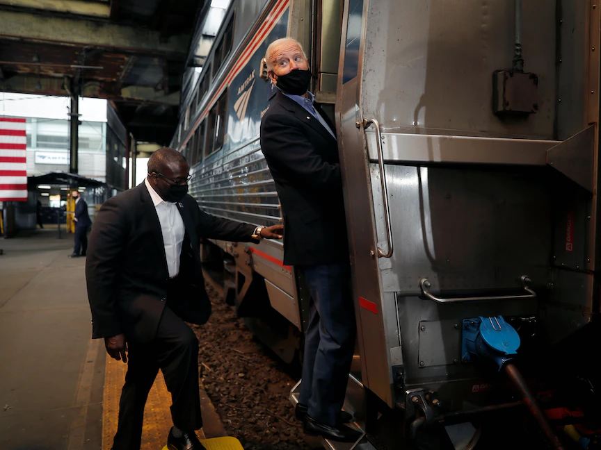 بايدن مستقلاً القطار في مدينة بيتسبورغ - REUTERS
