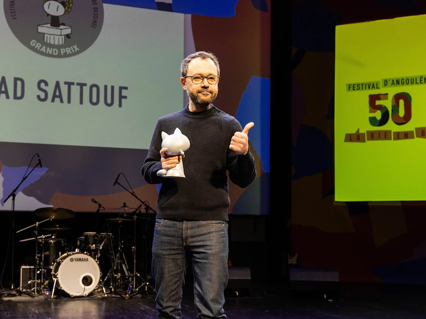 الرسام رياض سطوف يتسلّم جائزة "أنغوليم" للشرائط المصوّرة - 25 يناير 2023 - AFP