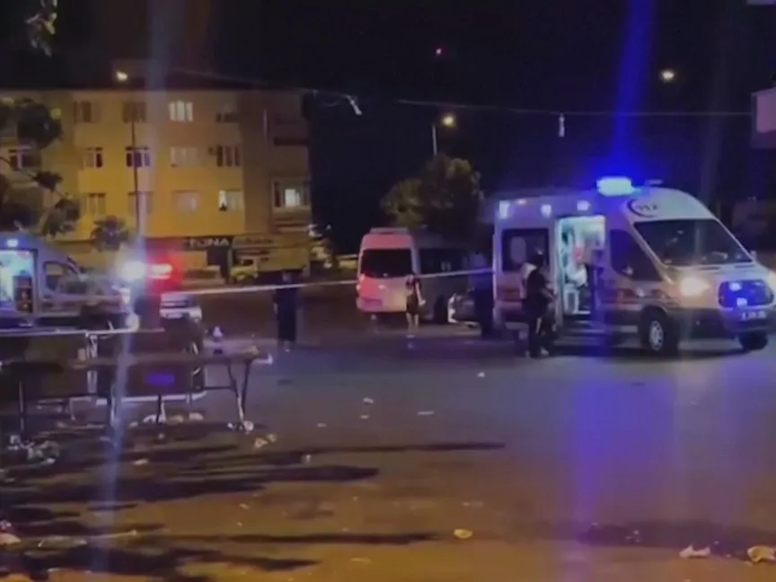 صورة من فيديو لسيارات شرطة وإسعاف في ولاية قيصري التركية خلال اعتداءات عنصرية ضد اللاجئين السوريين. 1 يوليو 2024 - Reuters