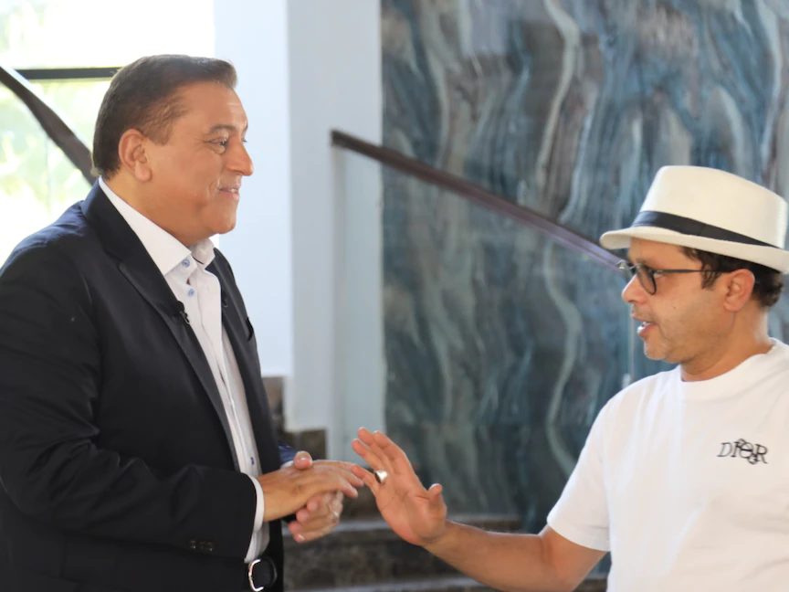 الفنان المصري محمد هنيدي مع الإعلامي معتز الدمرداش في كواليس برنامج "ضيفي" - الشرق