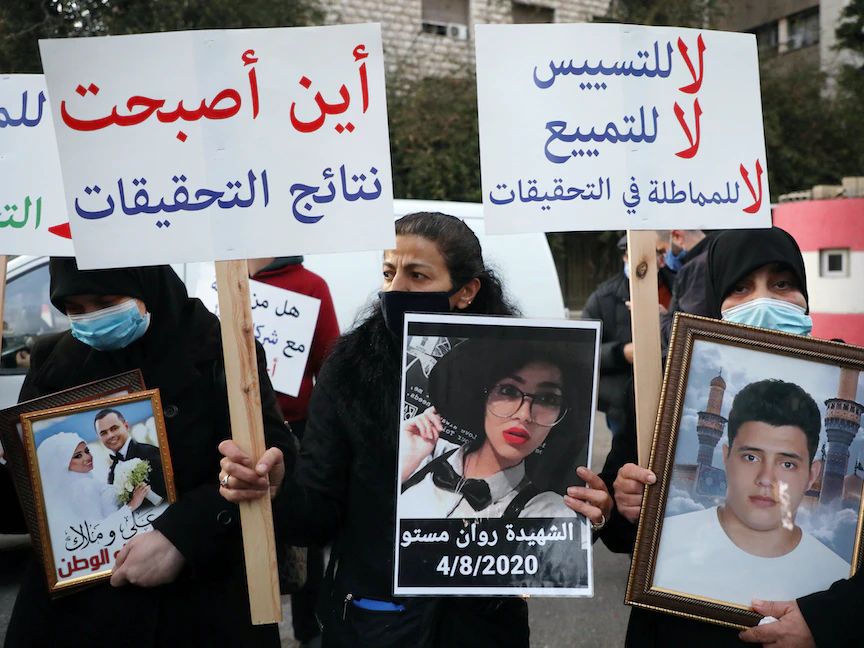 أفراد عائلات بعض ضحايا انفجار مرفأ بيروت في مظاهرة أمام قصر العدل في بيروت، لبنان، 18 فبراير 2021 - REUTERS