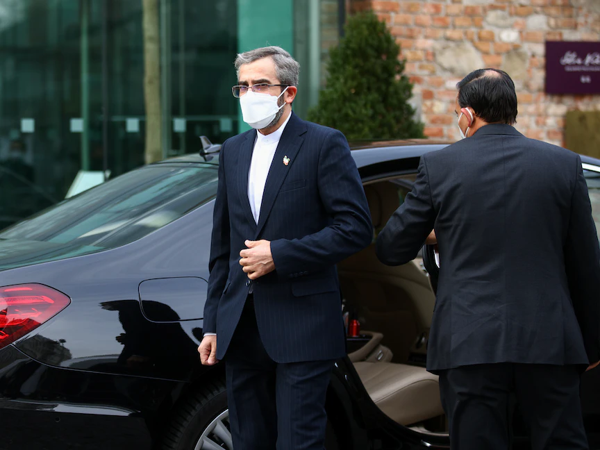 كبير المفاوضين الإيرانيين علي باقري أمام مقر المحادثات النووية بفيينا - REUTERS