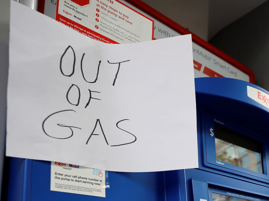 تعطل إحدى محطات الوقود في العاصمة الأميركية واشنطن بعد الهجمات الإلكترونية على خط أنابيب شركة "كولونيال" - REUTERS