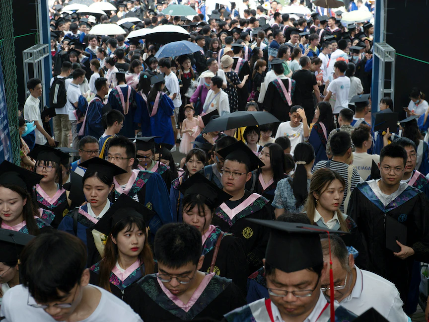 طلاب جامعيون في حفل تخرج بجامعة وسط الصين في ووهان - 13 يونيو 2021 - REUTERS